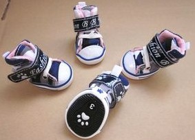 Pet shoes with reflective non-slip bottom tendon