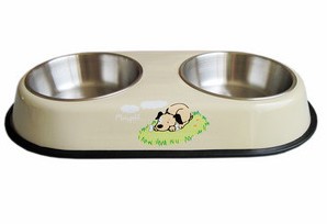 Heart-shaped pet bowl